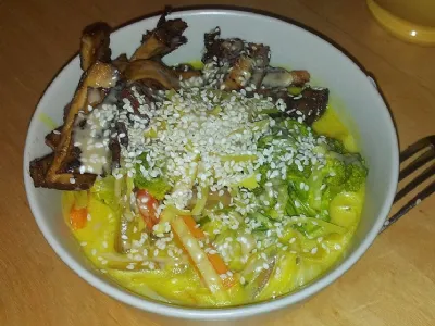 Kokosova juha z riževimi rezanci