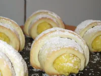 Fotografija recepta: Krhki rafaelo rogljiči