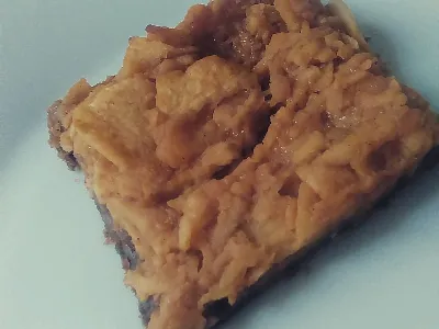 Sočna jabolčna pita z rožičevo moko