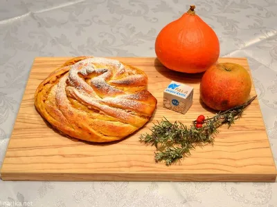 Spleten zavitek s hokaido bučo in jabolki