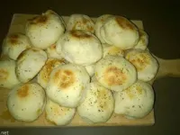 Fotografija recepta: Testéne kroglice s pikantno salamo in sirom