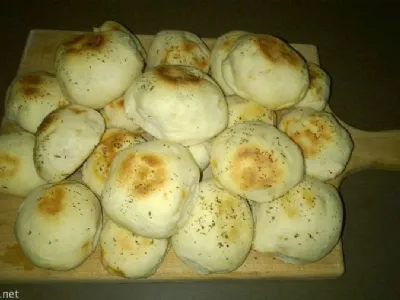 Testéne kroglice s pikantno salamo in sirom