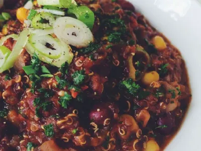 Veganski čili s kvinojo 