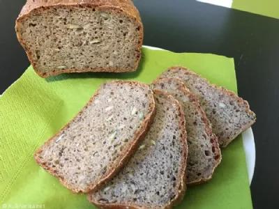 Polnozrnati kruh s semeni