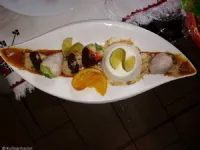 Fotografija recepta: Jogurtova strjenka z jagodami in karamelo