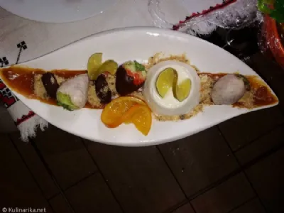 Jogurtova strjenka z jagodami in karamelo