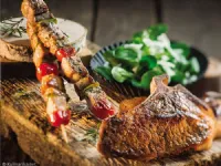 Fotografija recepta: Svinjski kotleti z žara na posteljici iz motovilca in bio kozjega sira