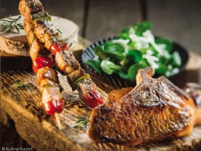 Svinjski kotleti z žara na posteljici iz motovilca in bio kozjega sira