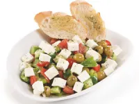 Fotografija recepta: Grška solata z ovčjim ali kozjim sirom in bageto z zeliščnim maslom