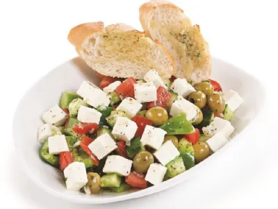 Grška solata z ovčjim ali kozjim sirom in bageto z zeliščnim maslom