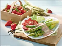 Fotografija recepta: Zeleni šparglji s popranimi jagodami in majonezo iz rdečega vina