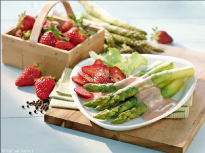 Zeleni šparglji s popranimi jagodami in majonezo iz rdečega vina