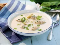 Fotografija recepta: Špargljeva kremna juha z žličniki iz šunke in čemaža