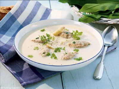 Špargljeva kremna juha z žličniki iz šunke in čemaža