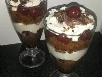 Fotografija recepta: Črni gozdiček v kozarčku