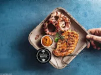 Fotografija recepta: Svinjski steak s čebulnimi obročki, ovitimi v slanino