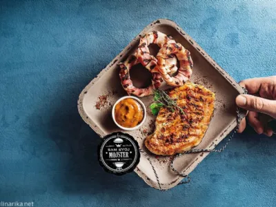 Svinjski steak s čebulnimi obročki, ovitimi v slanino