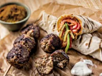 Fotografija recepta: Pikantne mesne kroglice s popečenimi zelenjavnimi enchiladami