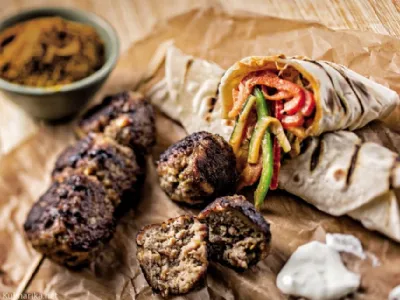 Pikantne mesne kroglice s popečenimi zelenjavnimi enchiladami