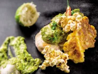 Fotografija recepta: Piščanec z omako guacamole, koruznimi polpetki in karameliziranimi kokicami