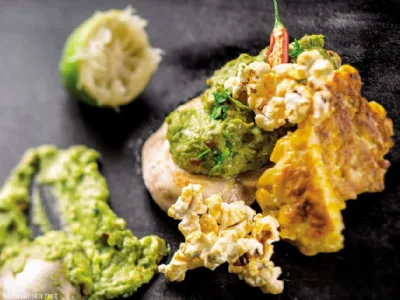 Piščanec z omako guacamole, koruznimi polpetki in karameliziranimi kokicami