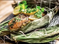 Fotografija recepta: Lososov file v poprovi marinadi z zelenjavnim kuskusom na bananinem listu