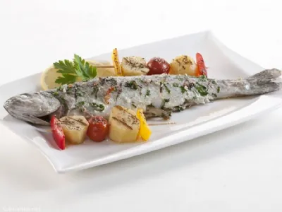 Postrv na žaru z zelenjavnimi nabodali