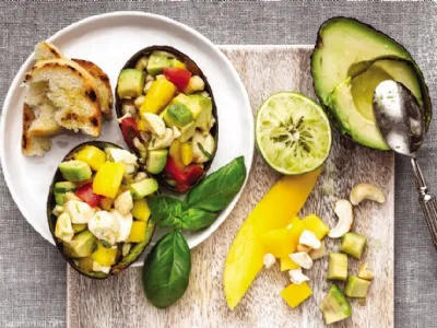 Eksotična poletna solata z avokadom, mangom, mozzarello, baziliko in praženimi oreški