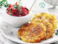 Fotografija recepta: Krompirjevi hrustljavčki z ragujem iz paprike in čebule 