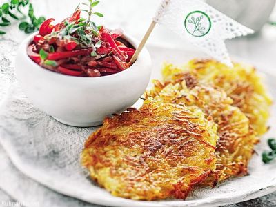 Krompirjevi hrustljavčki z ragujem iz paprike in čebule