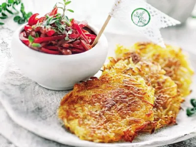 Krompirjevi hrustljavčki z ragujem iz paprike in čebule 