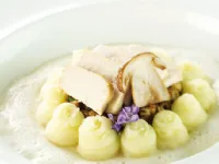 Fotografija recepta: Piščančji file z jurčki, perutninskim kapučinom in pirejem