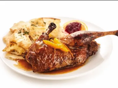 Raca ali gos z mlinci in pomarančno omako