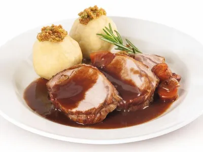 Telečja pečenka z domačimi cmoki