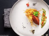 Fotografija recepta: Tatarski biftek v krompirjevem gnezdecu z avokadovo kremo