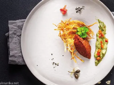 Tatarski biftek v krompirjevem gnezdecu z avokadovo kremo