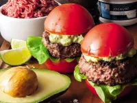 Fotografija recepta: Paradižnikov burger z avokadovo kremo