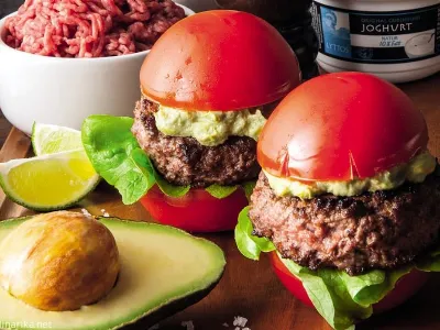 Paradižnikov burger z avokadovo kremo