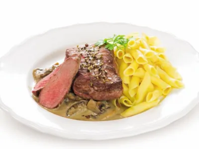 Steak z istrskimi fuži na kremni omaki iz tartufov in šampinjonov