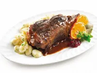 Fotografija recepta: Počasi pečene krače divjega prašiča z njoki