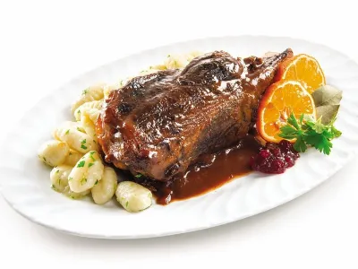 Počasi pečene krače divjega prašiča z njoki