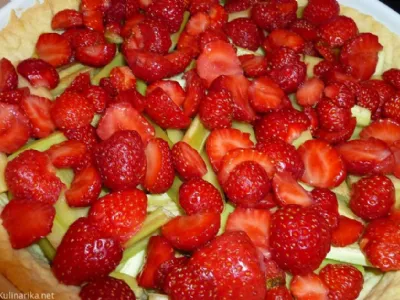 Pita z rabarbaro in jagodami