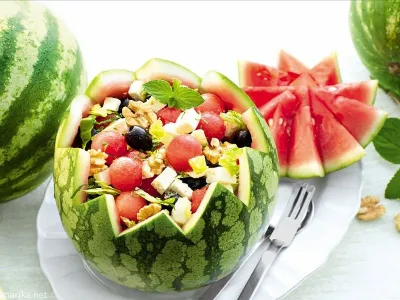 Zelena solata z lubenico, feto in olivami