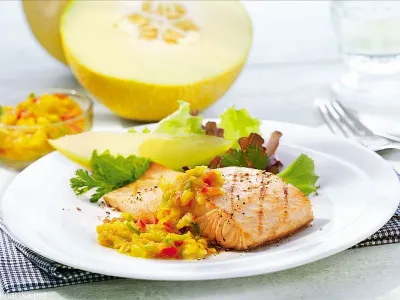 Losos na žaru s čatnijem iz pora in melone
