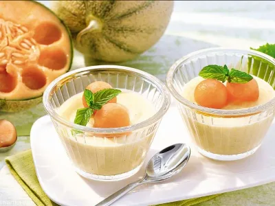 Jogurtov mousse z melono