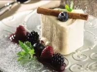 Fotografija recepta: Vanilijeva zmrzlina z gozdnimi sadeži