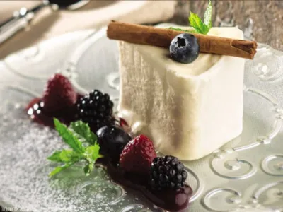 Vanilijeva zmrzlina z gozdnimi sadeži