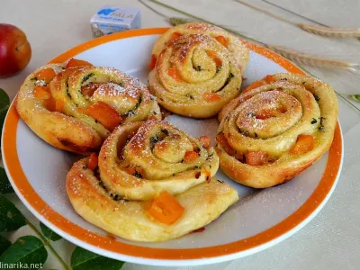 Masleni polžki z marelicami in meto