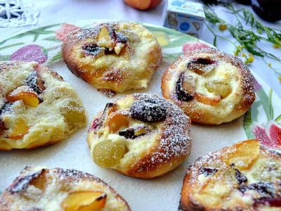 Skutni poljubčki z breskvami, grozdjem in slivami