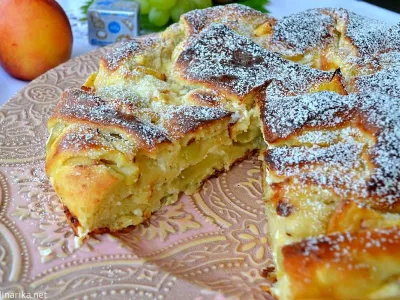 Spleteno pecivo z nektarinami in grozdjem